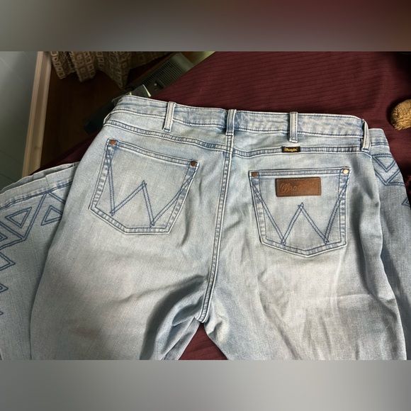 Wrangler bell bottoms with aztec stitching - Picture 7 of 9